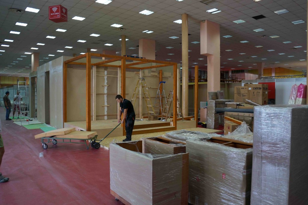 Foto la montaj standuri Bife 2013 (1)