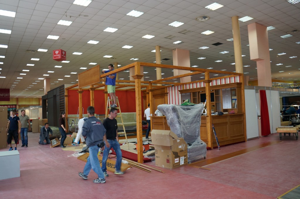 Foto la montaj standuri Bife 2013 (24)