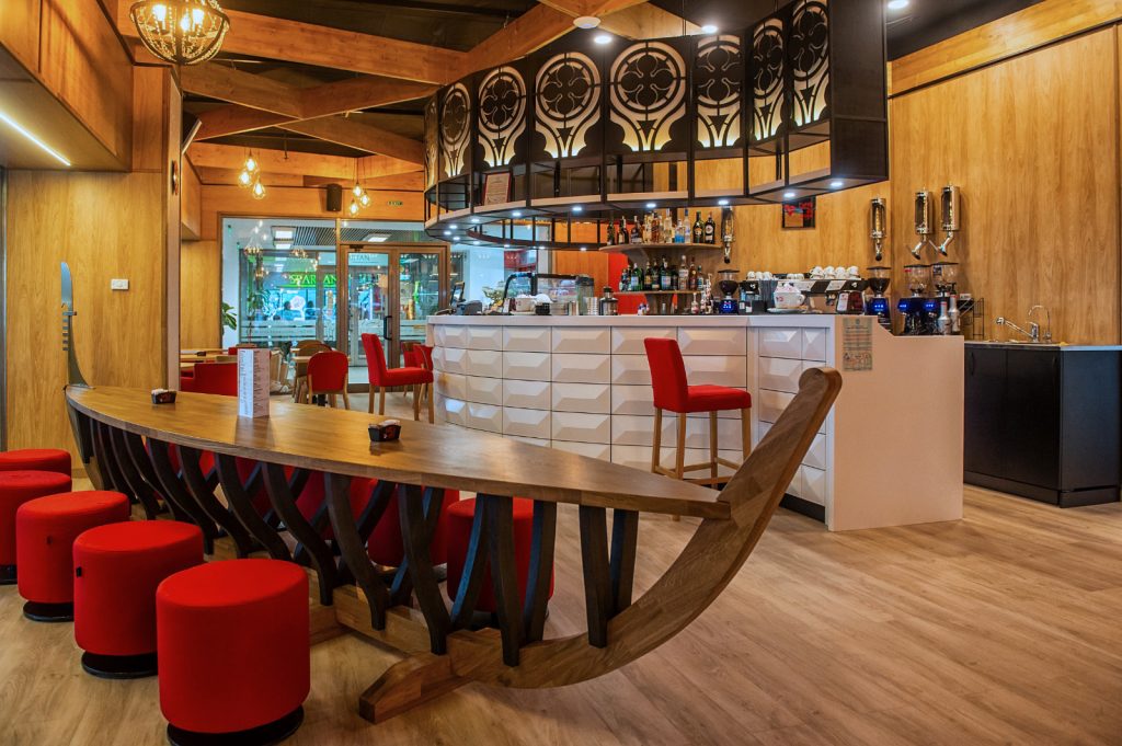 amenajare cafenea Caffe del Doge-masa tip gondola