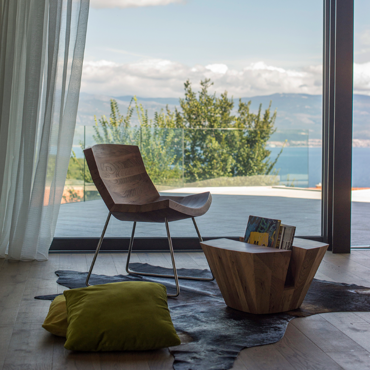 Artisan, un maestru în producția de mobilier din lemn masiv