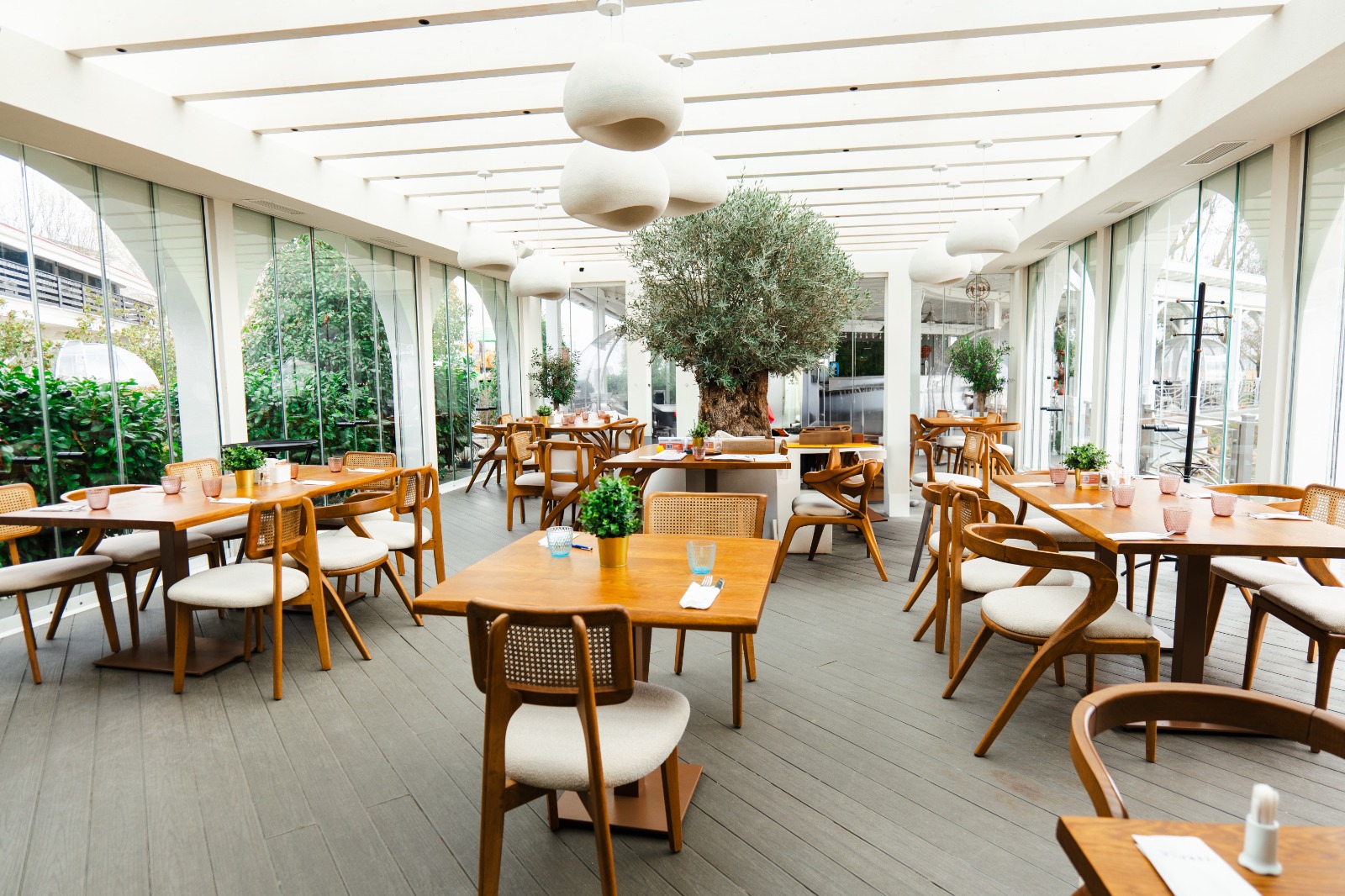 Mobilier de terasă pentru evenimente speciale: cum transformi spațiul exterior într-un loc memorabil