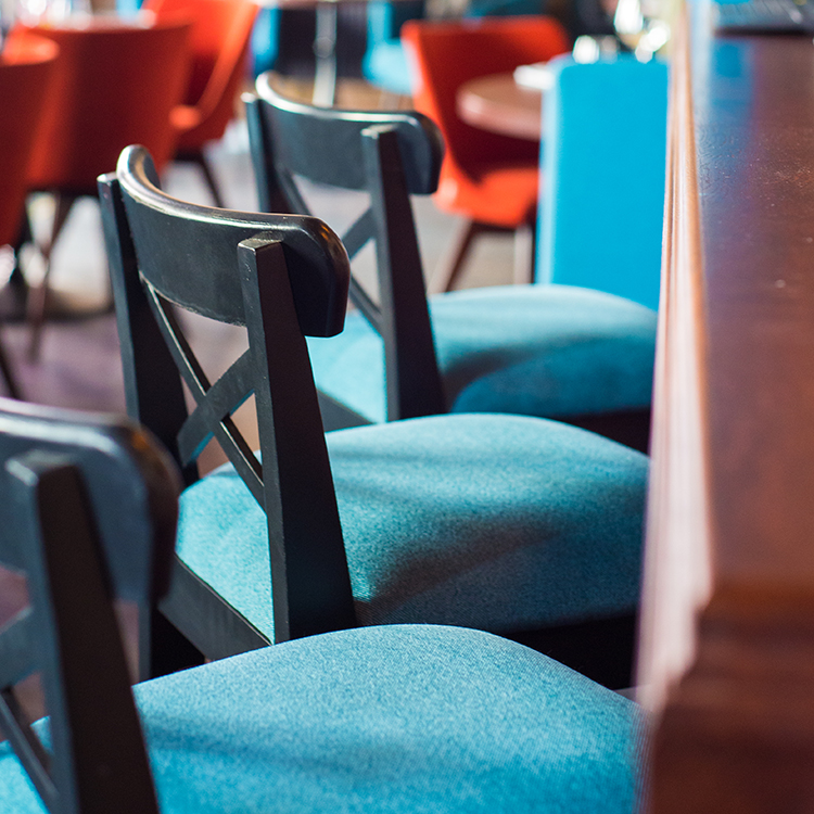 Materiale pentru scaune tapitate-ghid esențial pentru amenajări interioare reușite