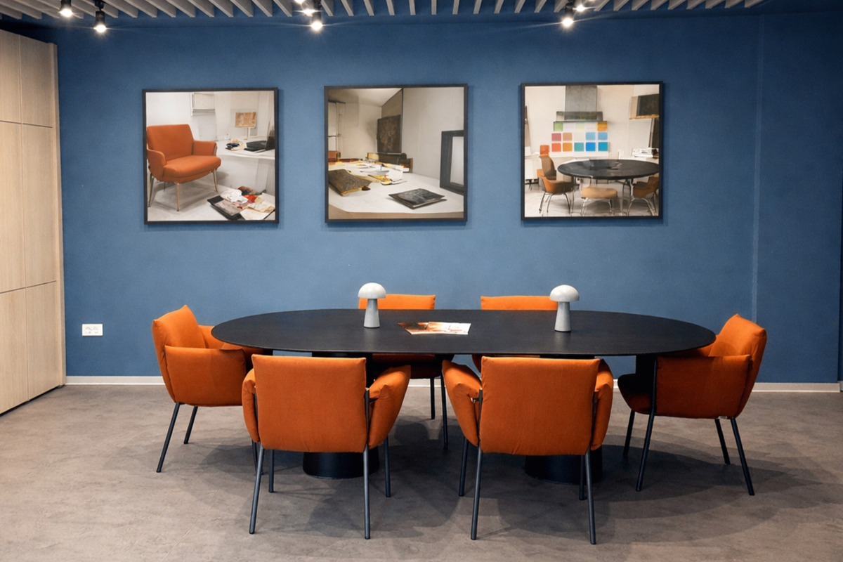 Showroom mobilier HoReCa București – masă și scaune portocalii Trend Furniture